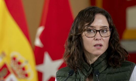 ayuso lamenta la imagen que da espana al mundo ante la falta de trenes y la huelga en aeropuertos