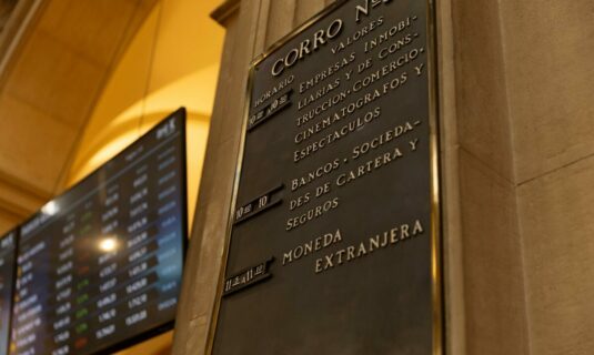 el ibex 35 sube levemente en la apertura y acaricia los 17 600 puntos con el petroleo brent en 111 dolares