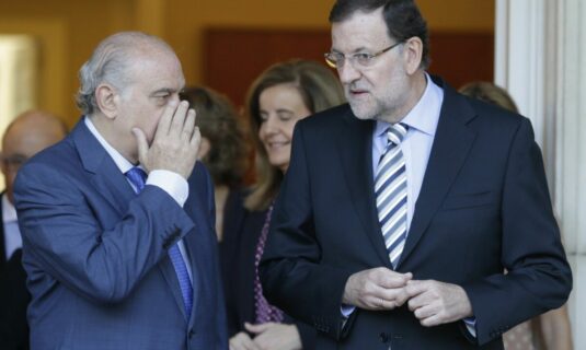 la cupula de interior del gobierno de rajoy se sienta en el banquillo por el caso kitchen