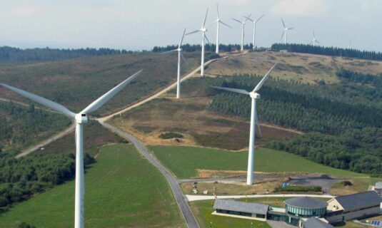 la eolica advierte de que un nuevo impuesto ahuyentaria las inversiones en renovables