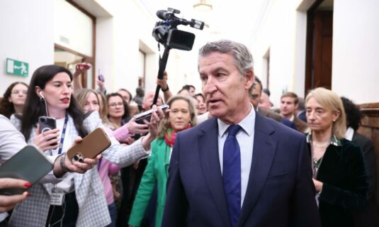 feijoo acusa a sanchez de regularizar inmigrantes a granel incluso con antecedentes policiales o denuncias por abusos