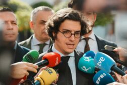 vox critica que trump se hizo el gracioso y se paso de frenada con el papa pero pide no desviar el foco de sanchez