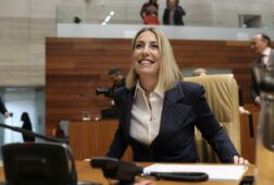 maria guardiola es investida presidenta de la junta de extremadura con el apoyo de pp y vox