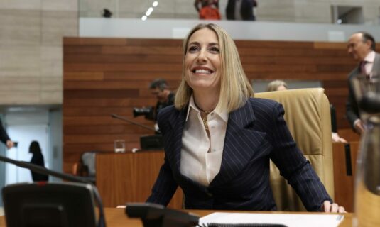 maria guardiola es investida presidenta de la junta de extremadura con el apoyo de pp y vox