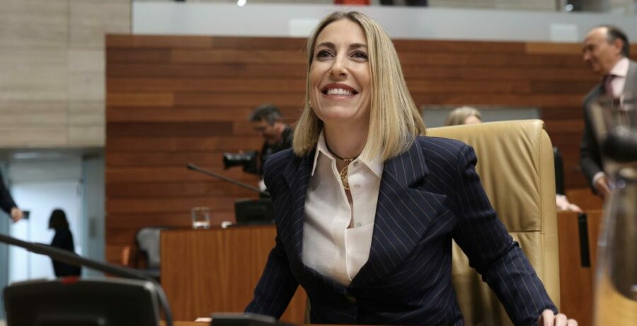 maria guardiola es investida presidenta de la junta de extremadura con el apoyo de pp y vox