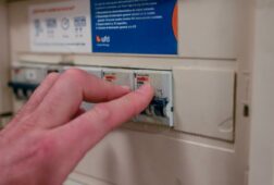 la inflacion se mantiene en 32 en abril pese al alza de los carburantes y la inflacion subyacente cae al 28