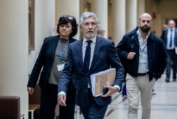 marlaska defiende la regularizacion de migrantes y el pp avisa de un coladero para sostener a sanchez