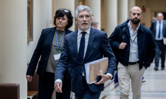 marlaska defiende la regularizacion de migrantes y el pp avisa de un coladero para sostener a sanchez