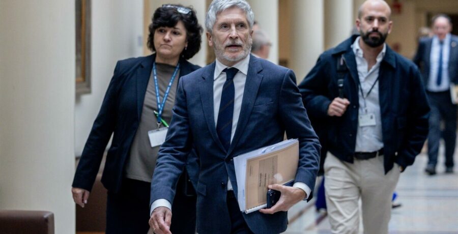 marlaska defiende la regularizacion de migrantes y el pp avisa de un coladero para sostener a sanchez