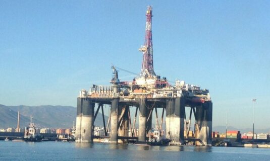 el precio del petroleo se hunde un 13 hasta 95 dolares tras acordar eeuu e iran un alto el fuego temporal