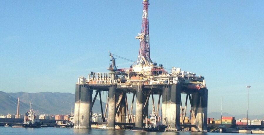 el precio del petroleo cae tras acordar eeuu e iran un alto el fuego temporal