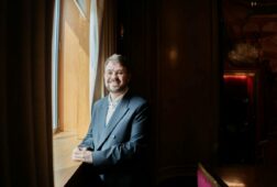 sumar ultima una ley para limitar la apertura de comercios en domingo