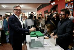el candidato de vox manuel gavira vota en cadiz nos jugamos mucho