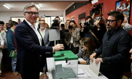 el candidato de vox manuel gavira vota en cadiz nos jugamos mucho