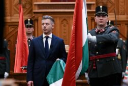 el primer ministro hungaro da al presidente hasta medianoche para dimitir