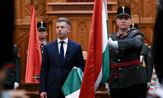 el primer ministro hungaro da al presidente hasta medianoche para dimitir