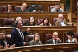sumar habla ya de regular las actividades de los expresidentes y asume que el auto sobre zapatero no huele bien