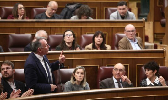 sumar habla ya de regular las actividades de los expresidentes y asume que el auto sobre zapatero no huele bien