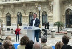 feijoo se compromete a desclasificar todos los documentos sobre la regularizacion de migrantes si es presidente