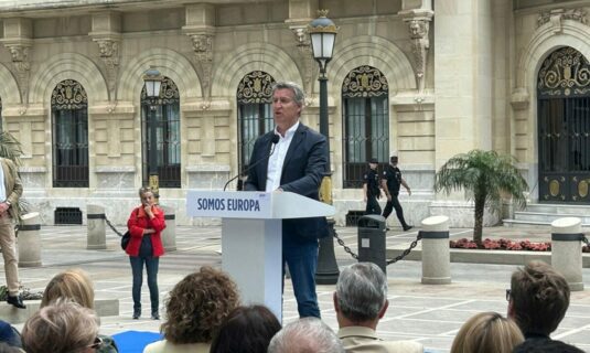 feijoo se compromete a desclasificar todos los documentos sobre la regularizacion de migrantes si es presidente