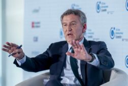 feijoo se compromete a endurecer la politica migratoria quien venga a delinquir sera expulsado