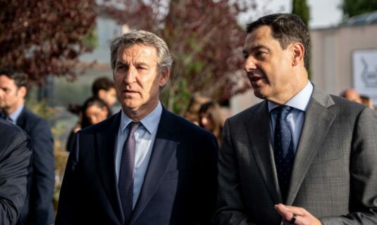feijoo convoca a la plana mayor del pp para analizar los resultados que recibira a moreno con una ovacion