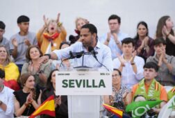 vox no aclara si pedira entrar en el gobierno de andalucia pero insiste en que condicionara al pp