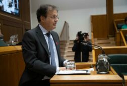 el gobierno vasco solicita explorar la transferencia de las competencias del estatuto marco de los medicos al ministerio