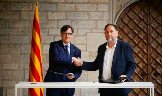 illa y junqueras firman el acuerdo de presupuestos para cataluna de 2026 en el palau de la generalitat