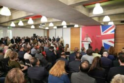 uk starmer anuncia la nacionalizacion de la siderurgica british steel y un acercamiento a la ue