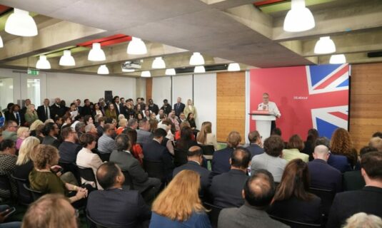 uk starmer anuncia la nacionalizacion de la siderurgica british steel y un acercamiento a la ue