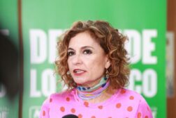 montero replica a moreno que el gobierno lleva ocho anos trabajando con la ia sin sustituir politica con ella
