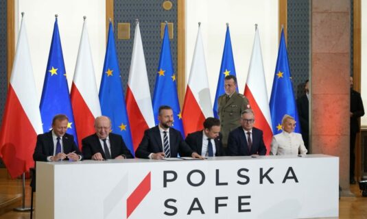 polonia se convierte en el primer pais en firmar un prestamo safe de la ue con 43 700 millones para defensa