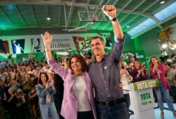 sanchez dice que esta a mitad de tarea tras ocho anos en moncloa y pide proteger a su gobierno