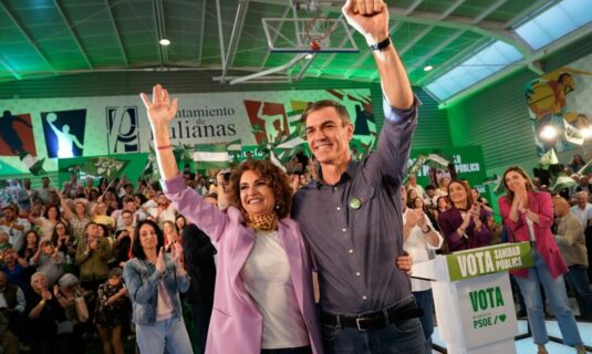 sanchez dice que esta a mitad de tarea tras ocho anos en moncloa y pide proteger a su gobierno