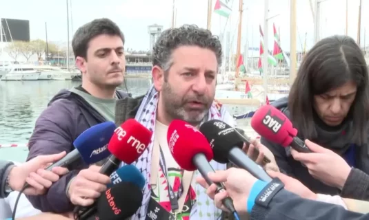 un tribunal israeli extiende hasta el martes la detencion del activista espanol de la flotilla