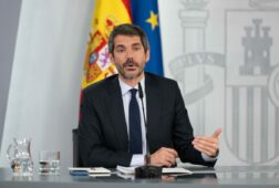 urtasun dice que sumar protegera al gobierno progresista pese a la imputacion de zapatero a quien pide explicaciones