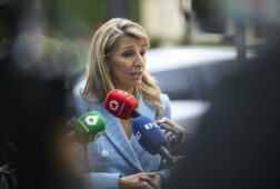 yolanda diaz pide el voto para maillo porque esta en juego la sanidad publica y la vivienda en andalucia