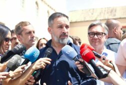 abascal acusa al gobierno de ocultar informacion sobre el brote total desconfianza