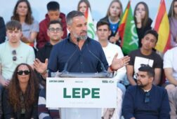 abascal dice a moreno que deberia saber cual es su vocacion si presentarse a las elecciones o a eurovision