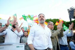 abascal pide al pp una mocion de censura para retratar a la mafia sanchez es el uno de todas las tramas