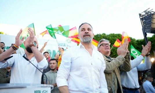 abascal pide al pp una mocion de censura para retratar a la mafia sanchez es el uno de todas las tramas