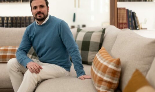 alberto garzon ve valiente e incluso deseable que rufian se postule para liderar la unidad de la izquierda