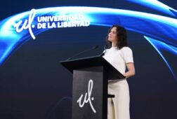 ayuso acusa a sheinbaum y al gobierno de no garantizar su seguridad en mexico hemos tenido que cortar y desaparecer