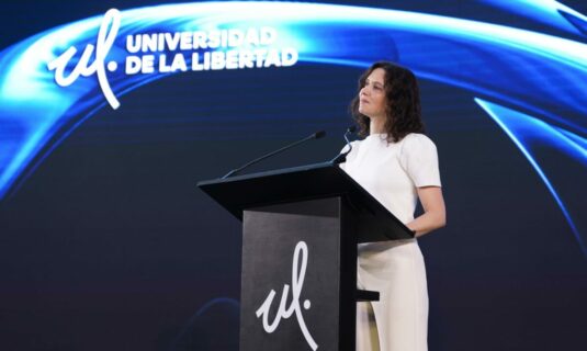 ayuso acusa a sheinbaum y al gobierno de no garantizar su seguridad en mexico hemos tenido que cortar y desaparecer