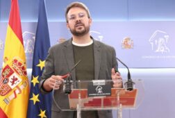 sumar critica que sanchez este escondido ante la imputacion de zapatero y exige mas explicaciones del psoe