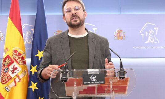 sumar critica que sanchez este escondido ante la imputacion de zapatero y exige mas explicaciones del psoe