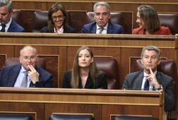 el pp critica a sumar por proteger a sanchez tras imputacion a zapatero no le sacan de la moqueta ni con agua hirvierndo