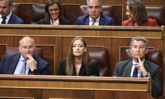 el pp critica a sumar por proteger a sanchez tras imputacion a zapatero no le sacan de la moqueta ni con agua hirvierndo