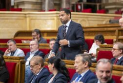 el parlament de catalunya rechaza el principio de prioridad nacional de vox y pp